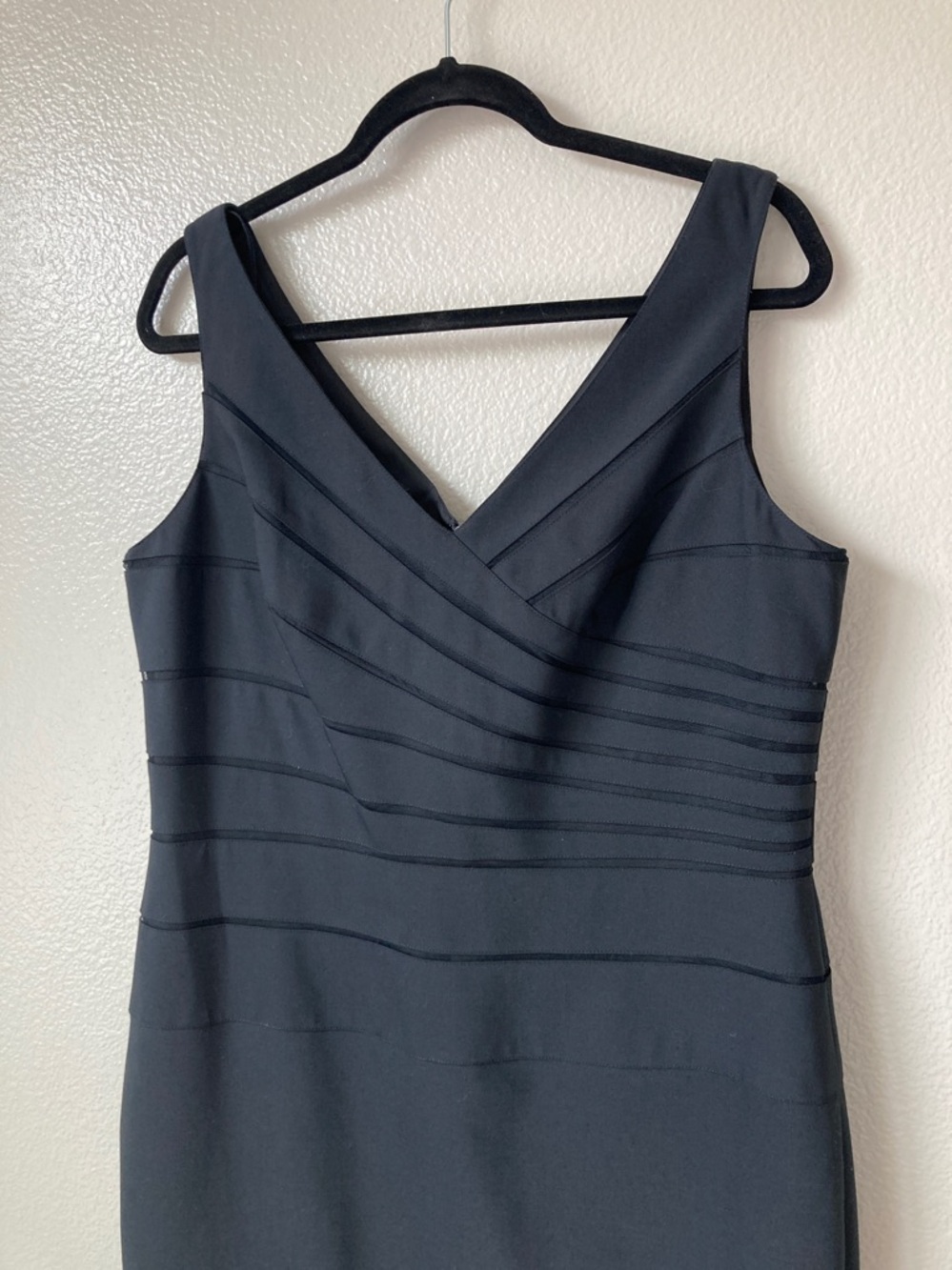 Adriannna Papell Pleated Bodice V Neck & Back Sleeveless Dress LBD Sheath sz 14